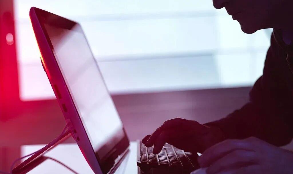 打开“同事”发来的文件后电脑瞬间瘫痪 警惕新型钓鱼攻击