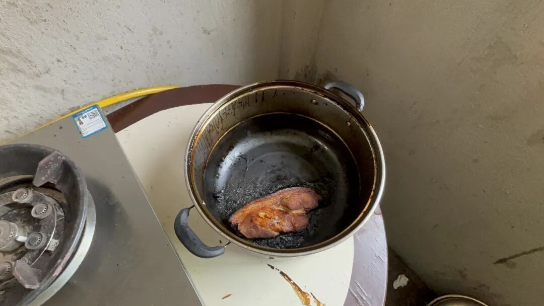 浙江宁波一男子炖肉后回房熟睡，被叫醒后懵了：身边都是消防员