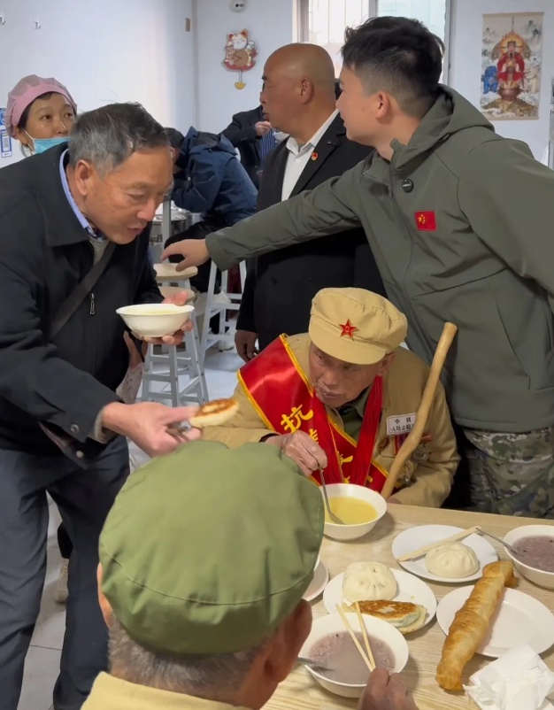 “不用算钱！老人家能来小店吃饭，是我们的荣耀”