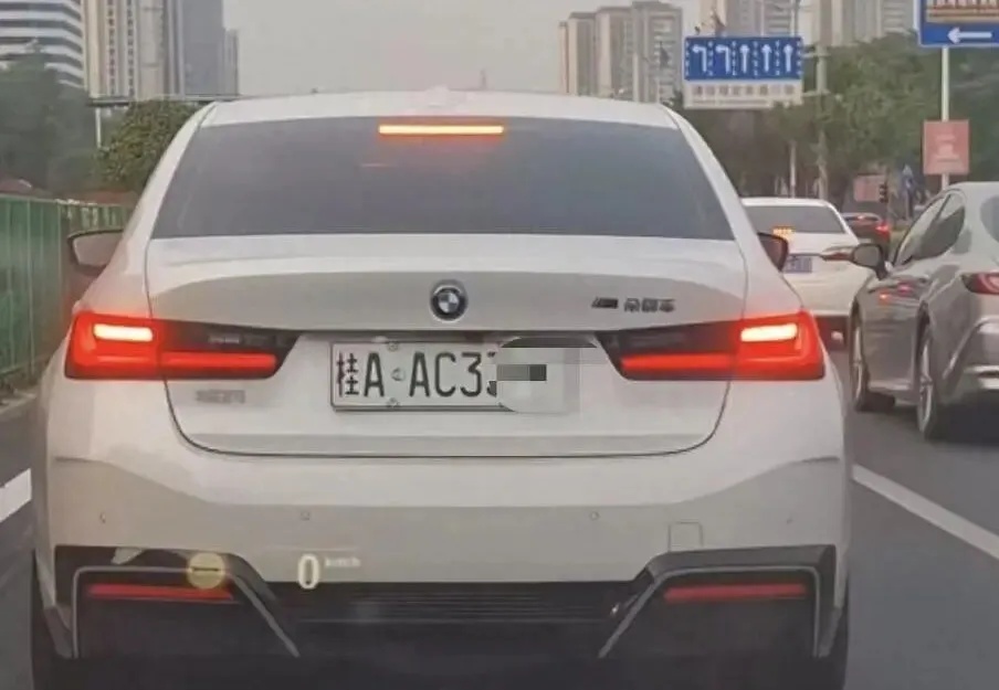 新能源车牌绿色变白色，什么情况？