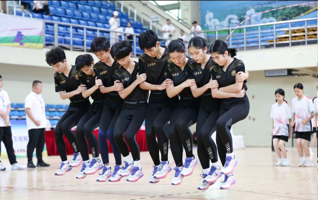 惊人!1分钟10人同步跳绳258次 惊人!1分钟10人同步跳绳258次