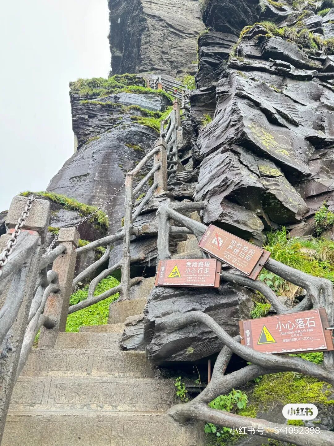 知名景区因爬不动的游客堵路了,工作人员硬核加油！网友:情绪价值拉满