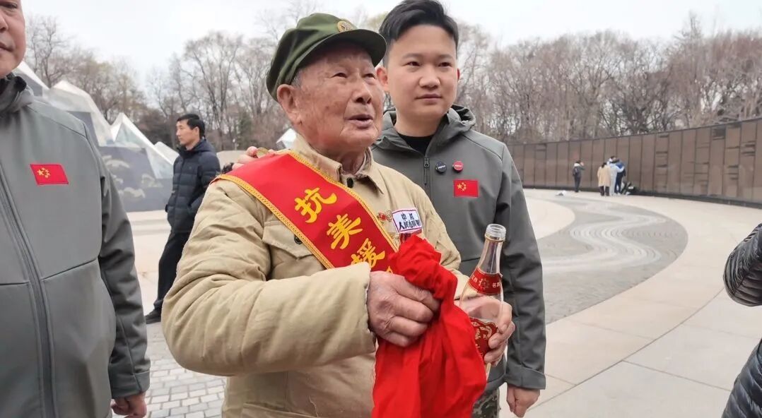 “不用算钱！老人家能来小店吃饭，是我们的荣耀”