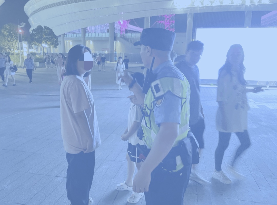 武汉演唱会现场9岁女儿走丢，妈妈在大雨中几乎崩溃！紧急时刻，FJ100866出现了