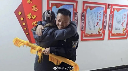 反诈民警被群众紧紧抱住