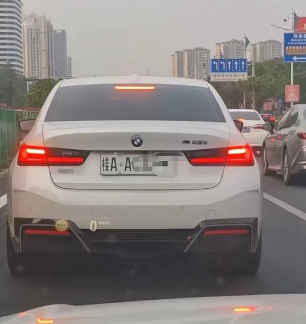 多地新能源车牌绿色变白色？交管部门回应