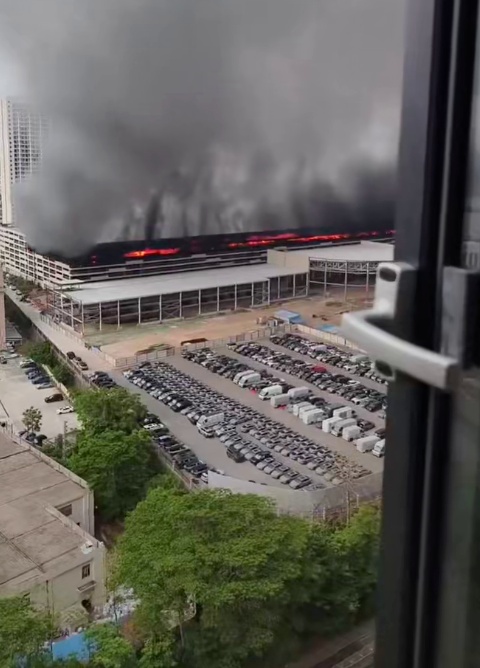 比亚迪深圳坪山园区一立体车库凌晨发生大火，官方通报：无人员伤亡