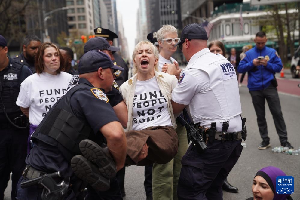 纽约民众举行抗议活动 纽约民众举行抗议活动