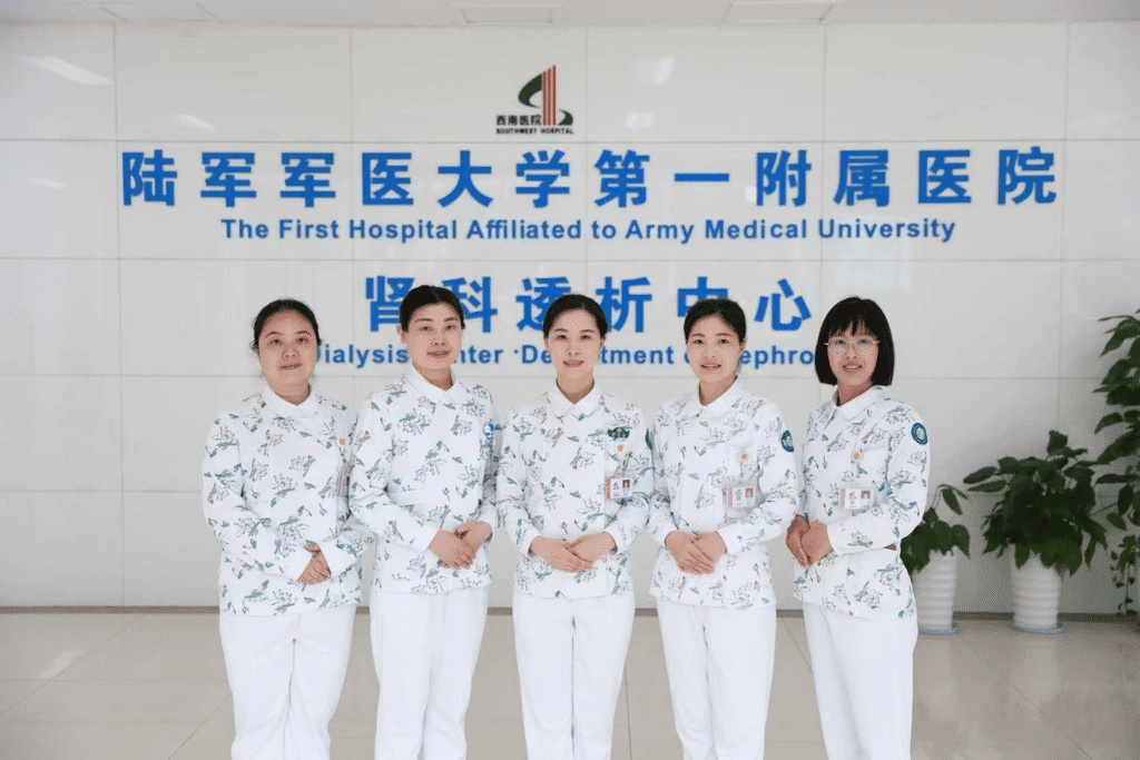 “大家快让开！我们是护士！” 一老人公交车内晕倒，重庆5名护士挺身而出