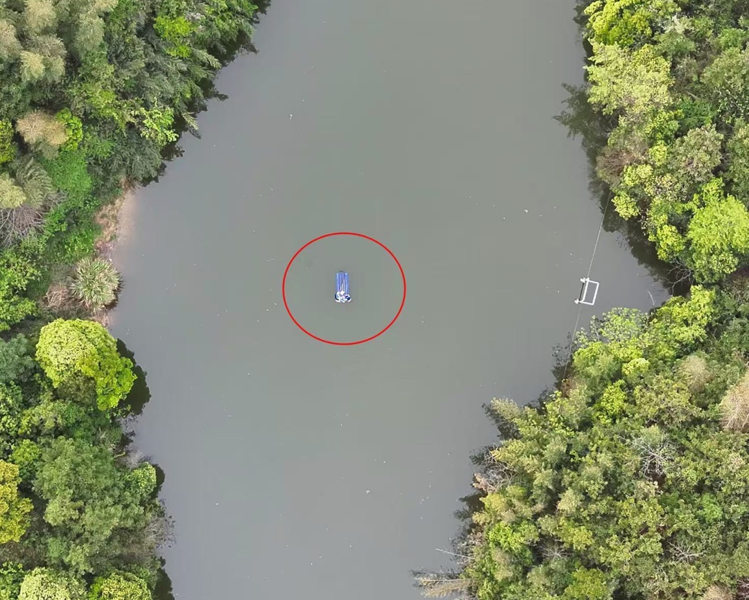 杭州一情侣划船钓鱼时突遭翻船，两人紧紧扒在船底，民警纵身入水生死营救