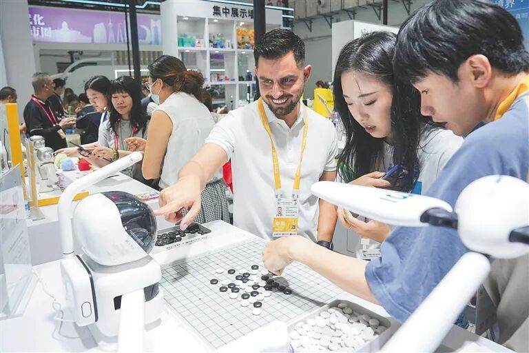 全球首款“陆地航母”、能导航的眼镜……从消博会看AI如何赋能美好生活