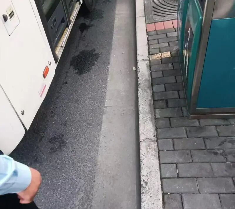 很受伤！75岁上海阿婆一脚踩空，全身多处骨折！公交车“靠站距离”引发争议→