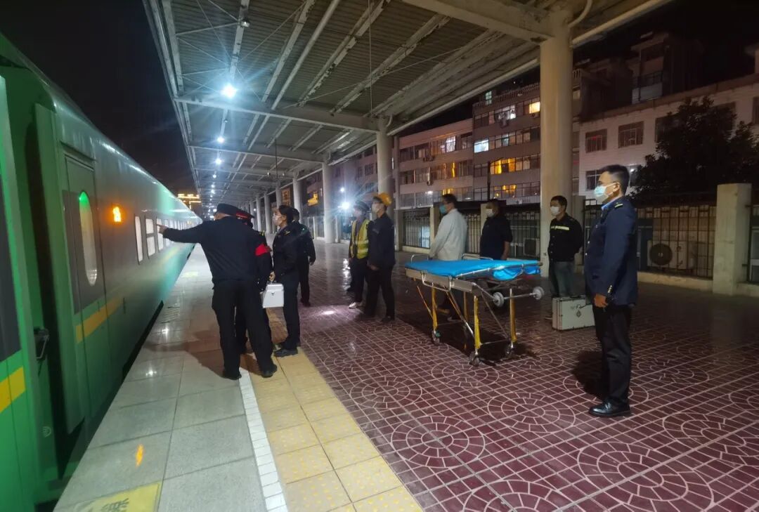 西安出发，C243次列车！临时停车，紧急救援！