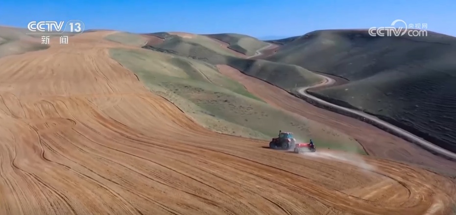 农业机械装上"北斗芯" 新质生产力赋能农业生产质效跃升 农业机械装上"北斗芯" 新质生产力赋能农业生产质效跃升