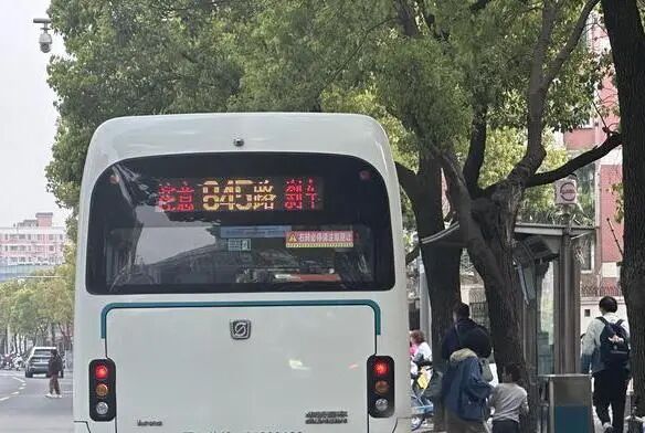 很受伤！75岁上海阿婆一脚踩空，全身多处骨折！公交车“靠站距离”引发争议→