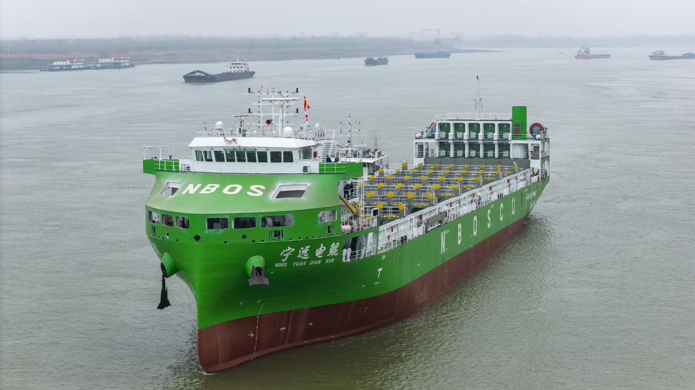 中国首艘世界最大纯电动智能集装箱海船交付