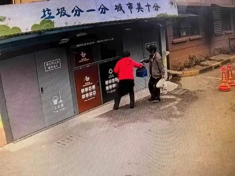 环卫工捡到藏着30万现金的牛奶箱！在上海一小区垃圾站旁，失主居然不是来丢垃圾的人