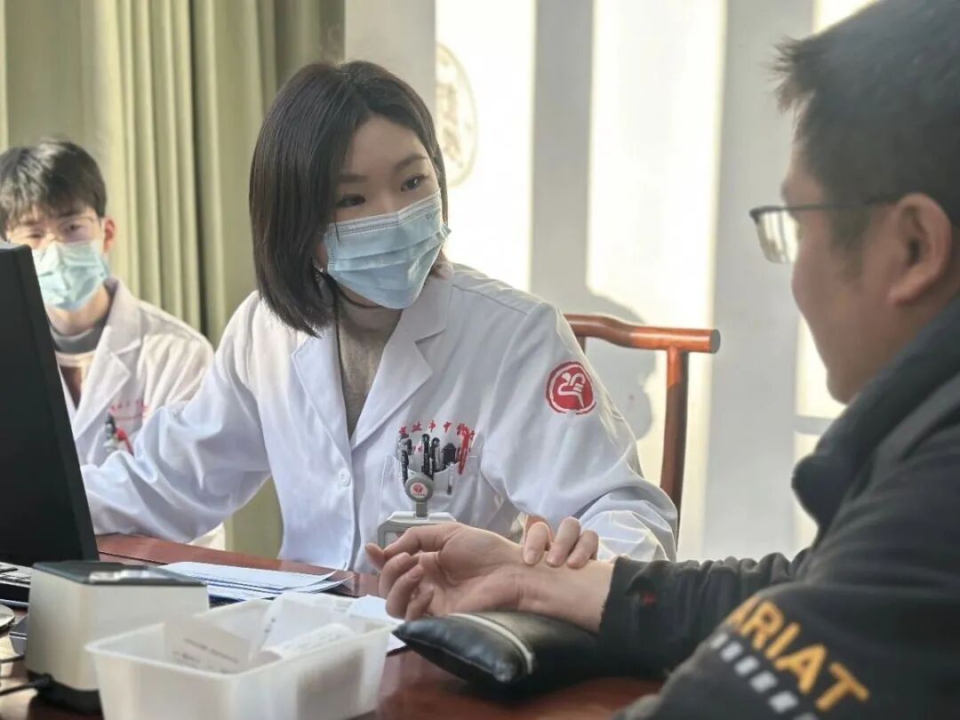 足贴变黑是在“排湿排毒”?医生:别被忽悠 足贴变黑是在“排湿排毒”?医生:别被忽悠