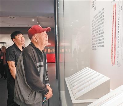 百余枚海昏简牍原件集中亮相 百余枚海昏简牍原件集中亮相