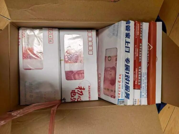 环卫工捡到藏着30万现金的牛奶箱！在上海一小区垃圾站旁，失主居然不是来丢垃圾的人