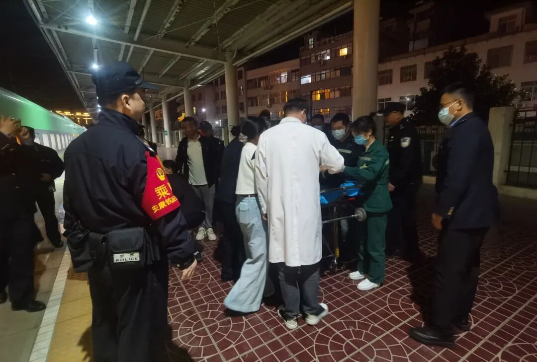 西安出发，C243次列车！临时停车，紧急救援！