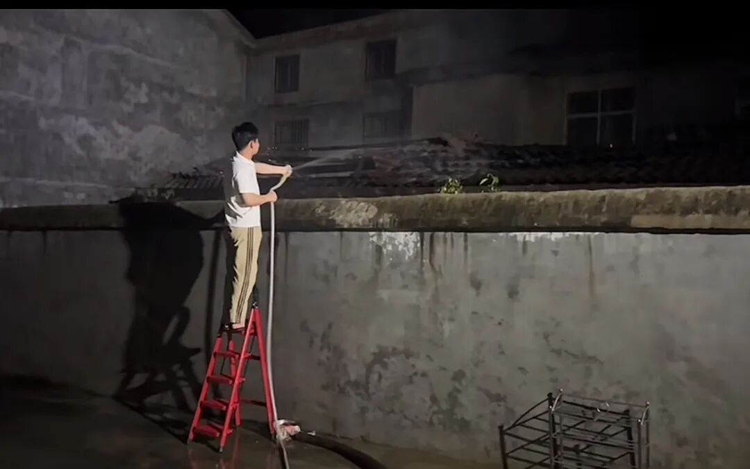 18岁小伙在家打游戏听到外面异响,开门发现邻居老人家起火!拎上洗车水管就冲 18岁小伙在家打游戏听到外面异响,开门发现邻居老人家起火!拎上洗车水管就冲