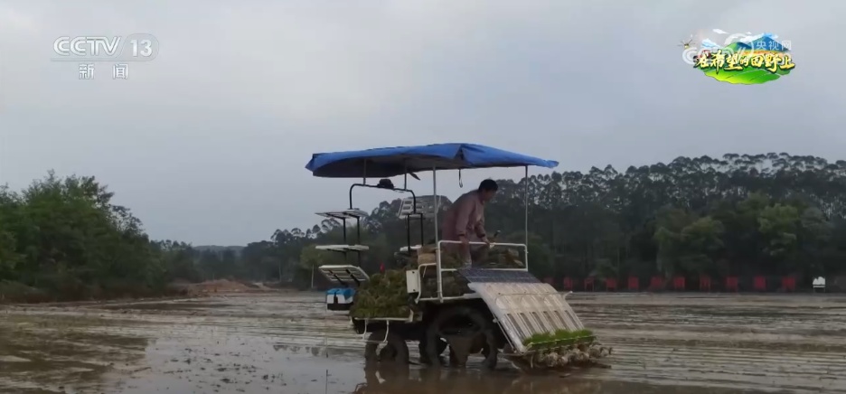 农业机械装上"北斗芯" 新质生产力赋能农业生产质效跃升 农业机械装上"北斗芯" 新质生产力赋能农业生产质效跃升