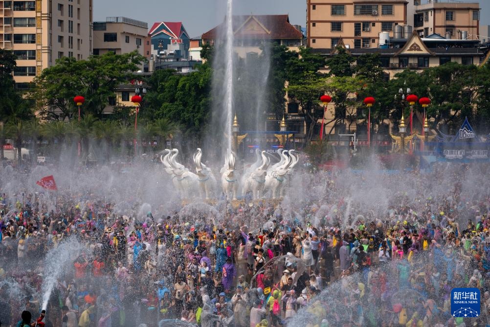 西双版纳欢度泼水节