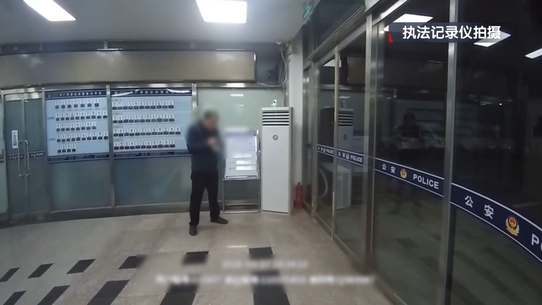 北京警察被“吼”十几天 从骗子手里抢回77万