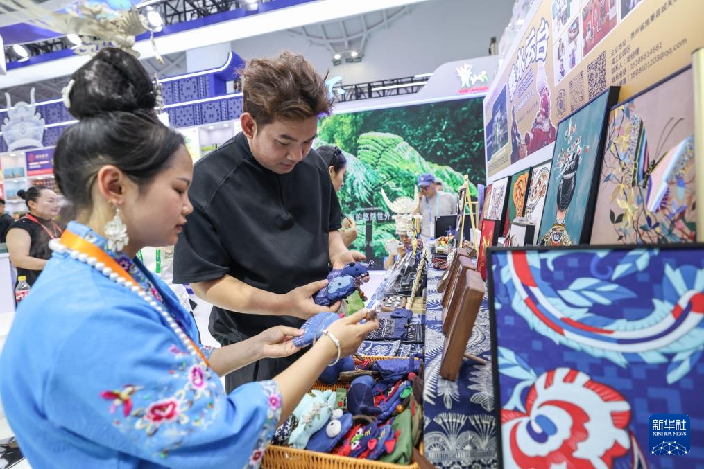 消博会上国潮焕新姿