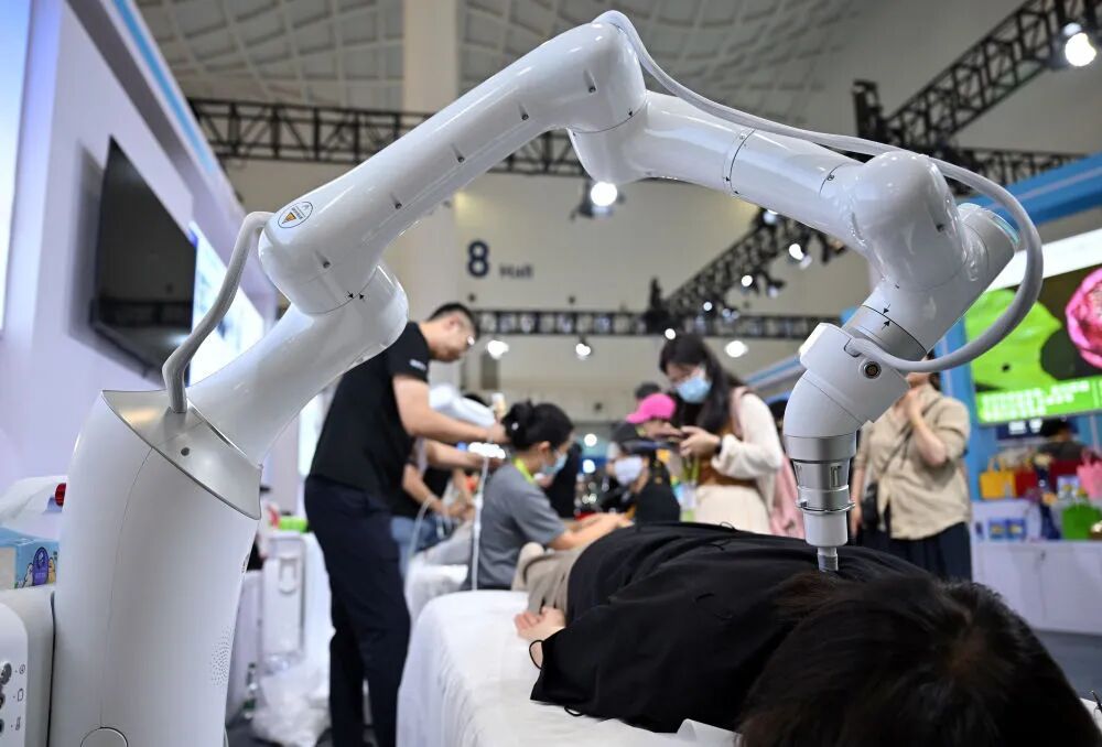 全球首款“陆地航母”、能导航的眼镜……从消博会看AI如何赋能美好生活