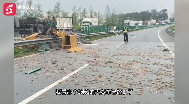 大货车在高速路突然爆胎，车辆侧翻人员被困，路过司机紧急砸窗救人