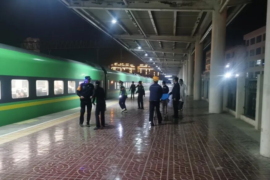 西安出发，C243次列车！临时停车，紧急救援！