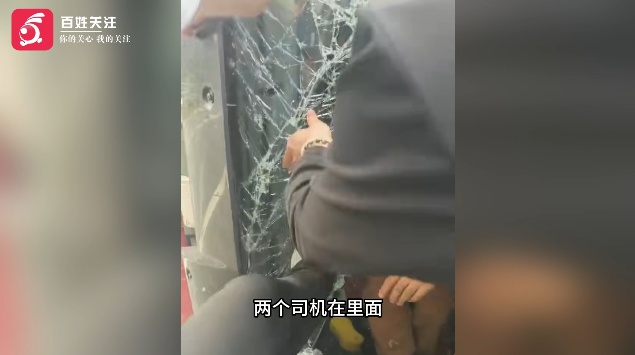 大货车在高速路突然爆胎，车辆侧翻人员被困，路过司机紧急砸窗救人