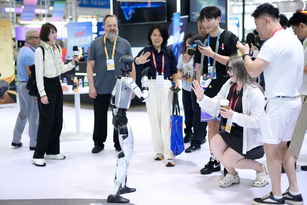 全球首款“陆地航母”、能导航的眼镜……从消博会看AI如何赋能美好生活