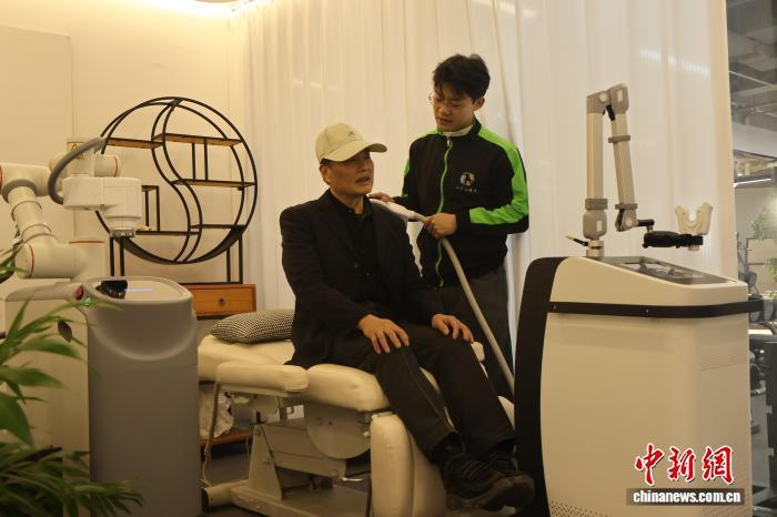 养老“科技范”风起 银发族迎“智能搭子” 养老“科技范”风起 银发族迎“智能搭子”