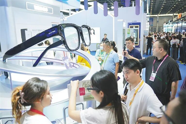 全球首款“陆地航母”、能导航的眼镜……从消博会看AI如何赋能美好生活