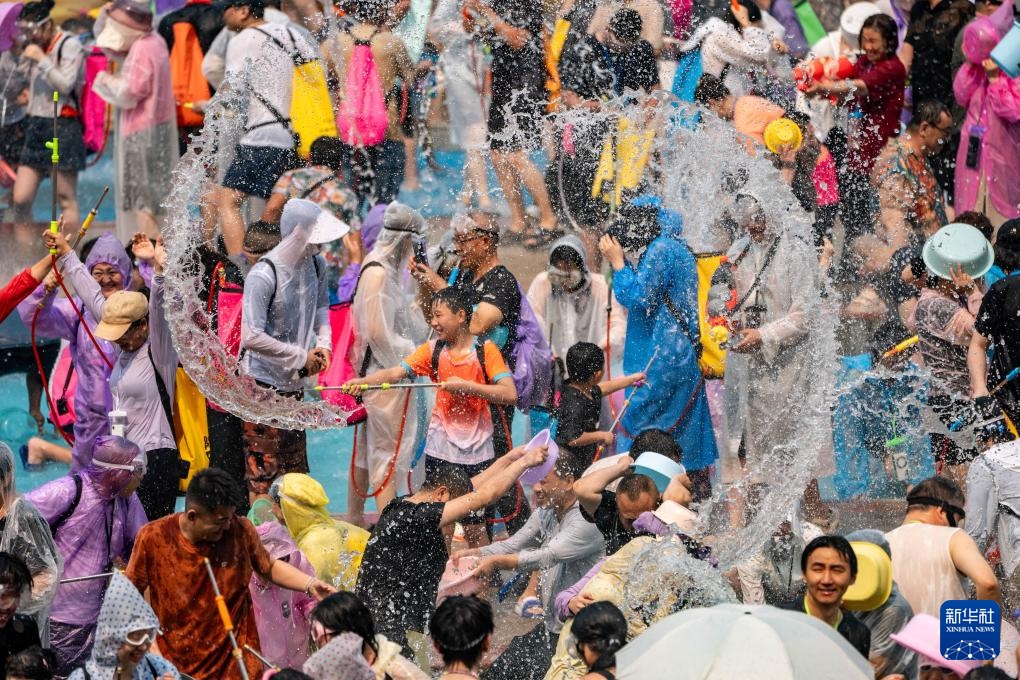 西双版纳欢度泼水节