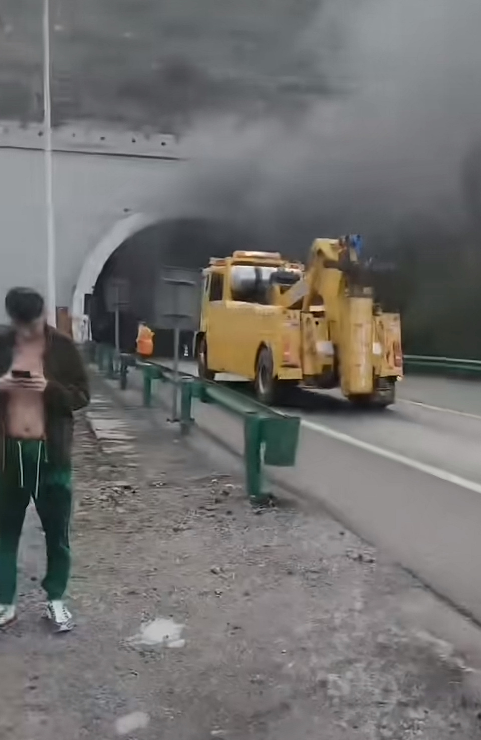 “遗言都留好了!”小伙山西高速隧道遇货车起火,载受伤司机顶浓烟穿过十公里隧道脱险 “遗言都留好了!”小伙山西高速隧道遇货车起火,载受伤司机顶浓烟穿过十公里隧道脱险