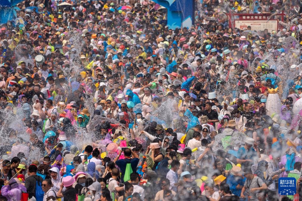 西双版纳欢度泼水节