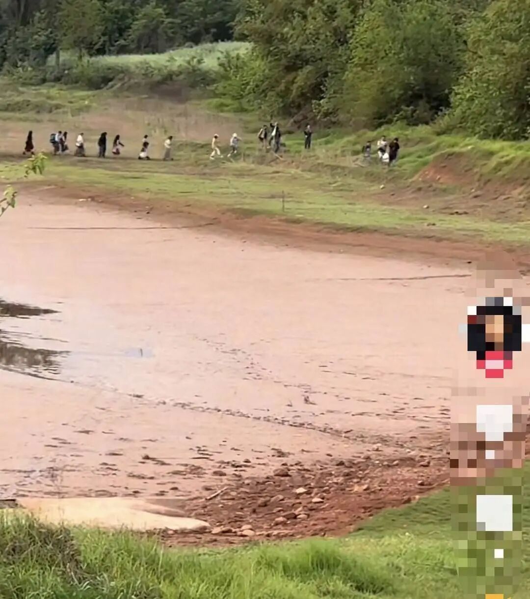 带路费250元！网友吐槽“黄牛”带人蹚水逃票硬闯音乐节，律师回应：“黄牛”涉嫌违法