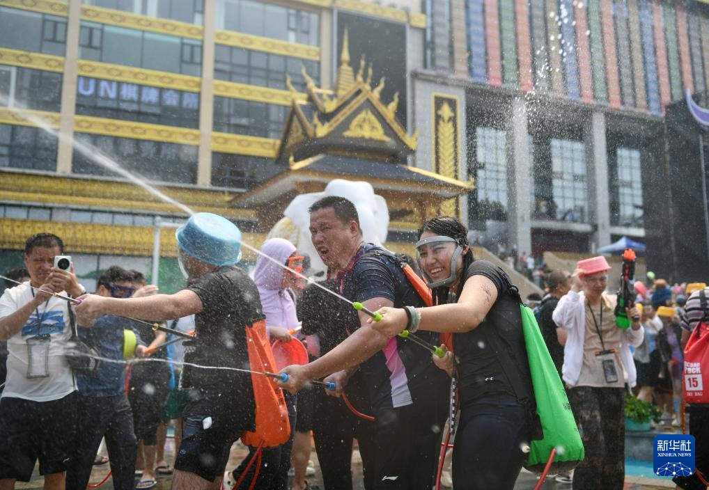 西双版纳欢度泼水节