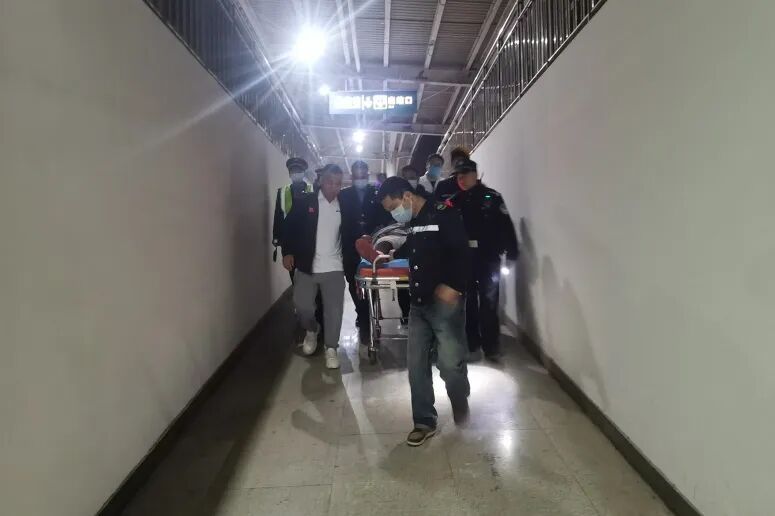 西安出发，C243次列车！临时停车，紧急救援！