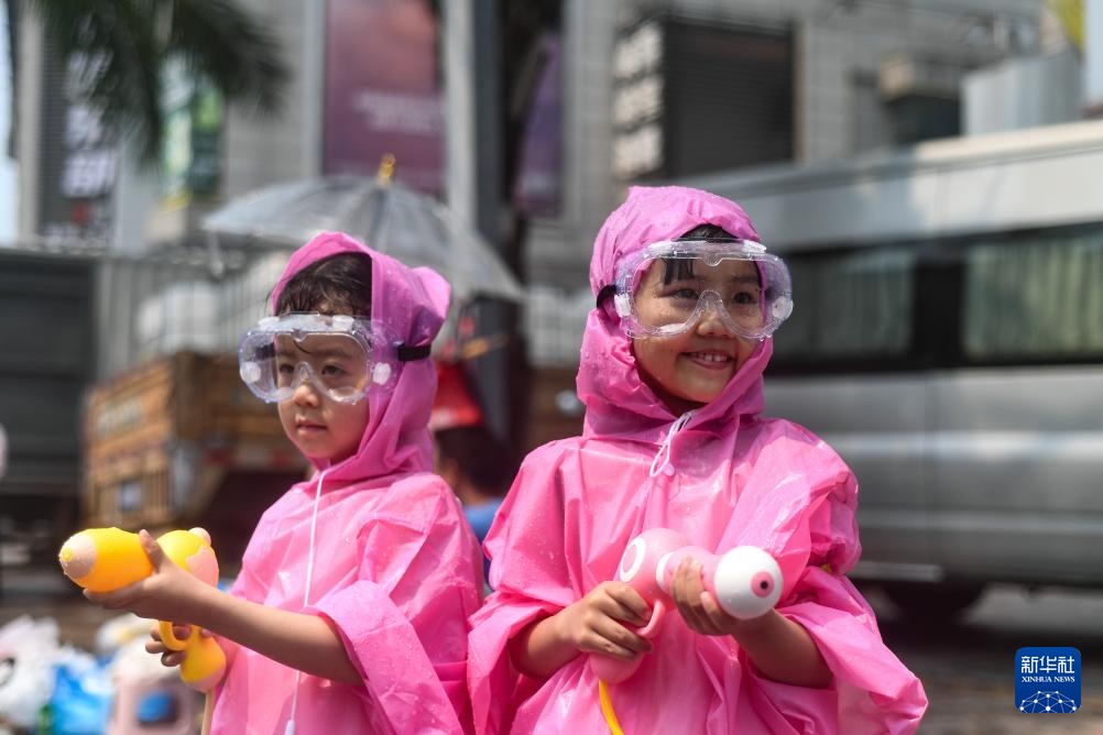 西双版纳欢度泼水节