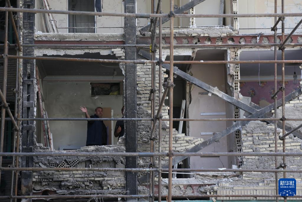 德黑兰居民区遭美以袭击造成严重损失 德黑兰居民区遭美以袭击造成严重损失