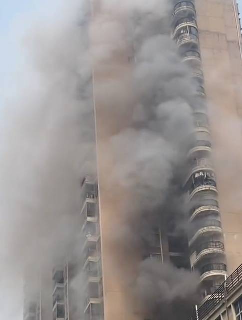 福建一地发生火灾，整栋楼被浓烟包围！原因初查