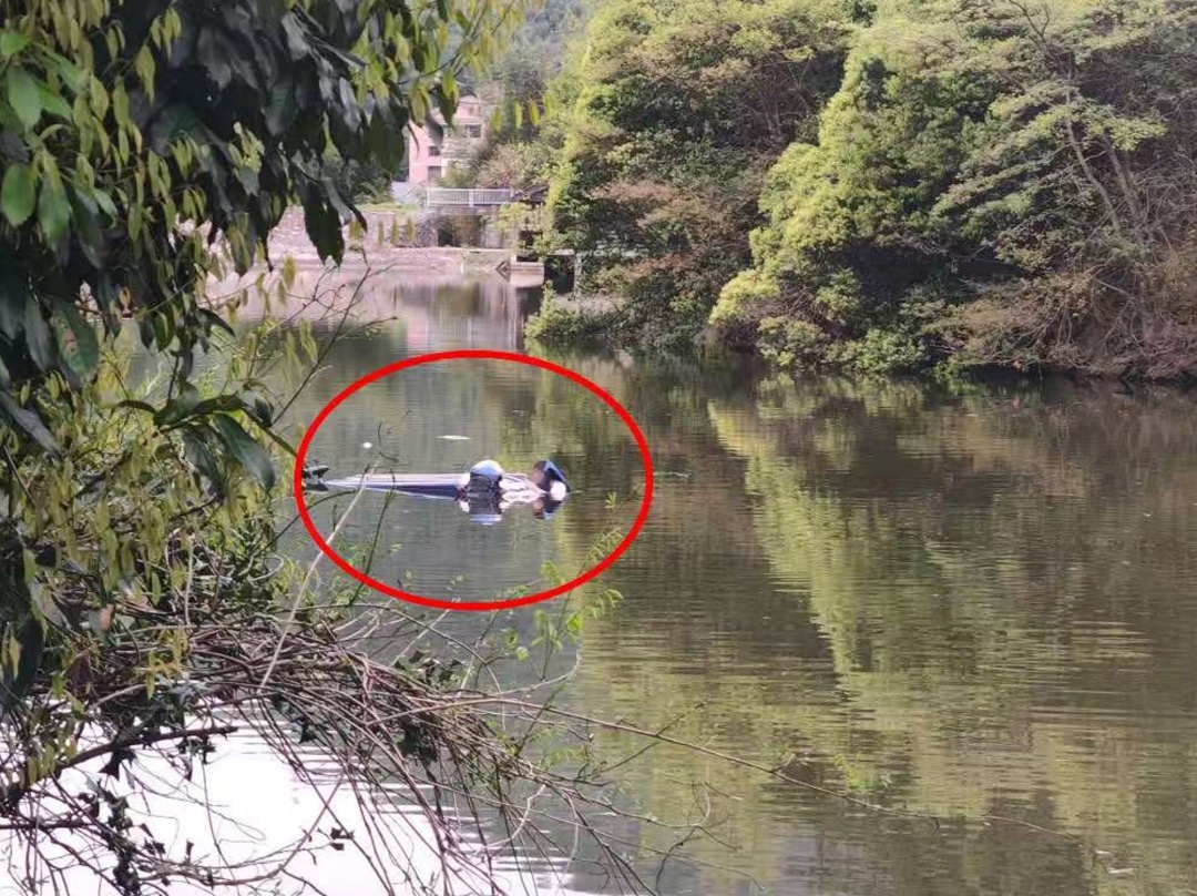 杭州一情侣划船钓鱼时突遭翻船，两人紧紧扒在船底，民警纵身入水生死营救