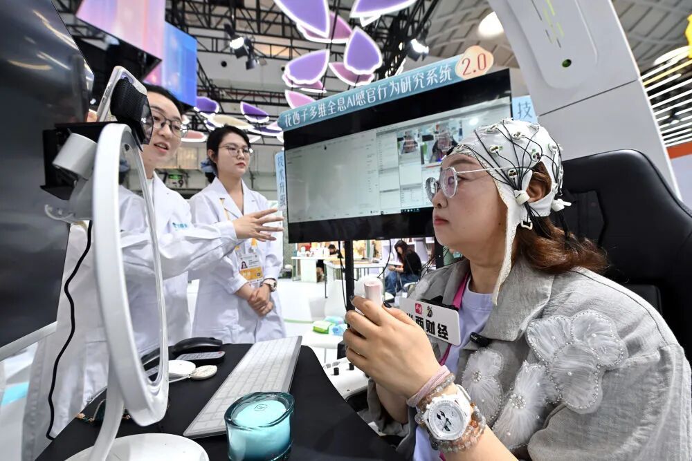 全球首款“陆地航母”、能导航的眼镜……从消博会看AI如何赋能美好生活
