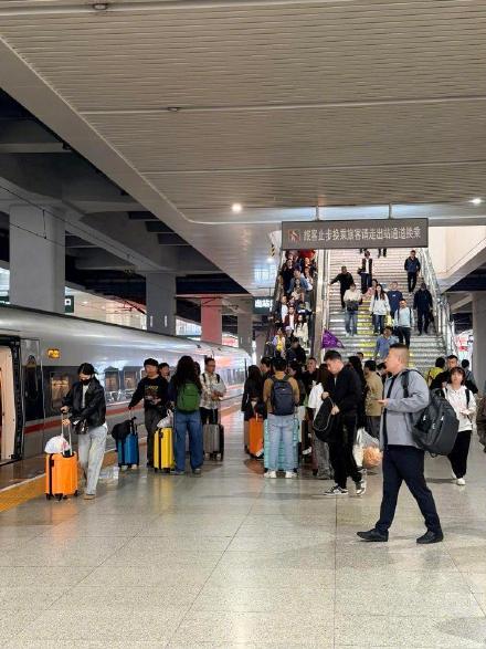 定好闹钟!“五一”假期首日火车票16日开售 定好闹钟!“五一”假期首日火车票16日开售