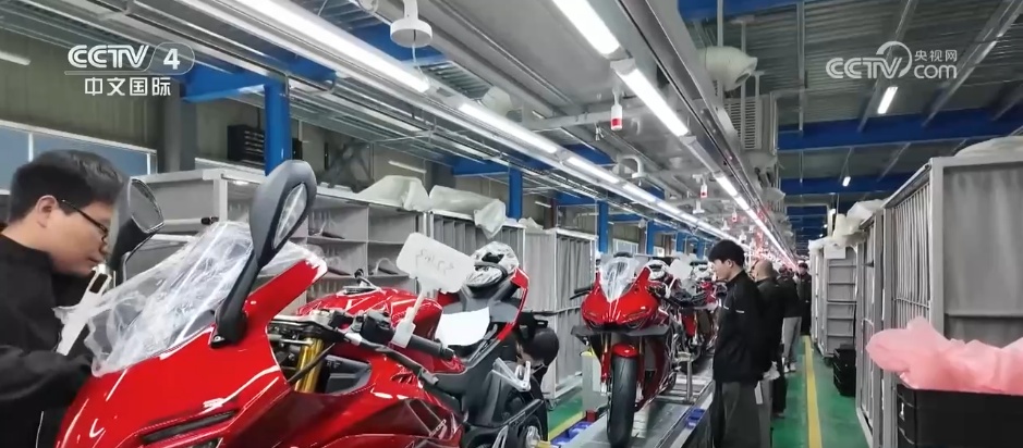 从“单点提速”到“全链协同” 国产机车夺冠成为中国制造厚积薄发的实力注脚 从“单点提速”到“全链协同” 国产机车夺冠成为中国制造厚积薄发的实力注脚